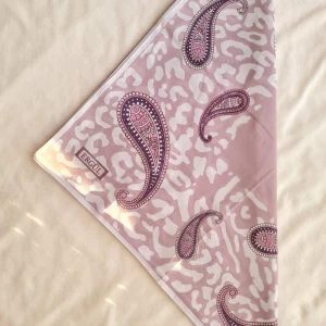 Sjal 100x100  - Användes enstaka gånger. 