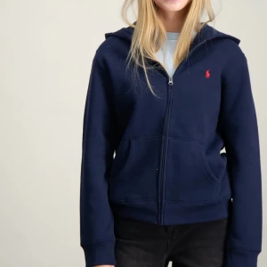 Blå fleece zip hoodie från Polo Ralph Lauren - Säljer en supermysig blå fleece zip hoodie från Polo Ralph Lauren. Den har en dragkedja framtill och en liten röd logga på bröstet. Perfekt för kyliga dagar och passar till allt! 💙