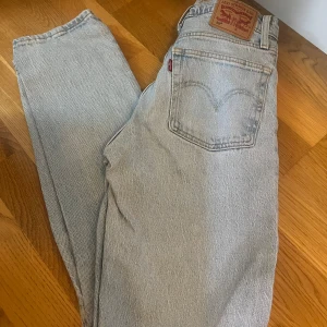 501 Levis jeans  - Säljer mina levis jeans då dom är för småa på mig, på bilden kan man inte se så tydligen men den har en ljusblå färg o har en rak passform, på sista bilden kan man se hur den sitter på. Skick 7/10 pris kan diskuteras 