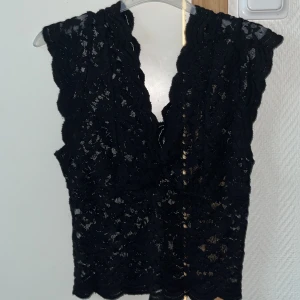 Spetstopp zara  - Säljer denna jätte fina spets topp från zara, har inte använt så många gånger.❤️