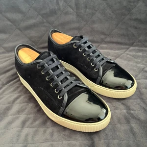 Lanvin - Säljer nu dessa marinblåa lanvinskor i bra skick! De är i Uk 8 vilket motsvarar 42/43! Endast skor medföljer vid köp. Vid ytterligare frågor eller funderingar är det bara att höra av sig! 