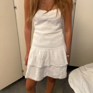 Bandeau klänning  - Jättefin klänning från Gina Tricot som endast använts en gång. Inga defekter och i mycket bra skicka, pris kan även diskuteras! Klänningen är i storlek XL men passar både M och L då jag själv har storlek M/L💞