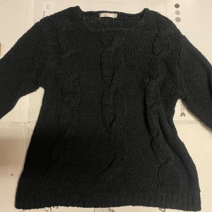Stickad svart tröja - Kabelstickad från Wera