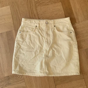 Jeanskjol - Jeanskjol från Gina tricot💓skrynklig på bilden för att den har varit vikt, men helt oanvänd