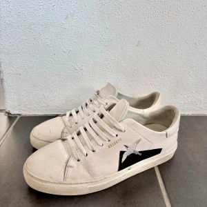 AXEL ARIGATO SKOR - Axel Arigato skor i storlek 40. Köptes för 2400kr. Man får med skolådan och påsen i paketet. 