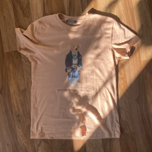 Ralph lauren Tshirt - Tjabba. En Rl tisha med riktigt nice tryck. Super bra kvalitet och sitter bra. 8/10 skick. Hör av dig vid funderingar så löser vi en deal🍾