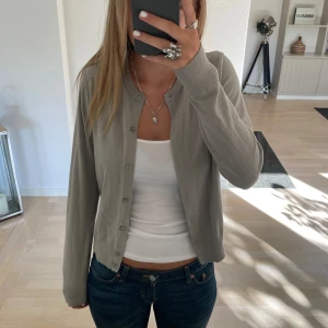 Grå kofta - Oanvänd kofta från hm i storlek m men passar även mindre o större, jag brukar ha s. Köparen står för frakten💕