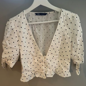 Zara topp - Helt ny topp från zara, aldrig använd🩷🤍