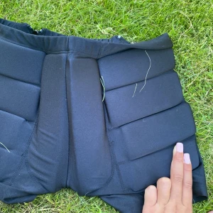  Konståkningsskyd -  Konståknings skyd använda sju till sex gånger men helt helt som ny med två dragkedjor på varje sida gjorda för konståkning så att de man ramlar så gör inte lika ont