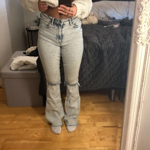 Ljusblåa jeans  - Från never denim. Fint skick väldigt sköna 