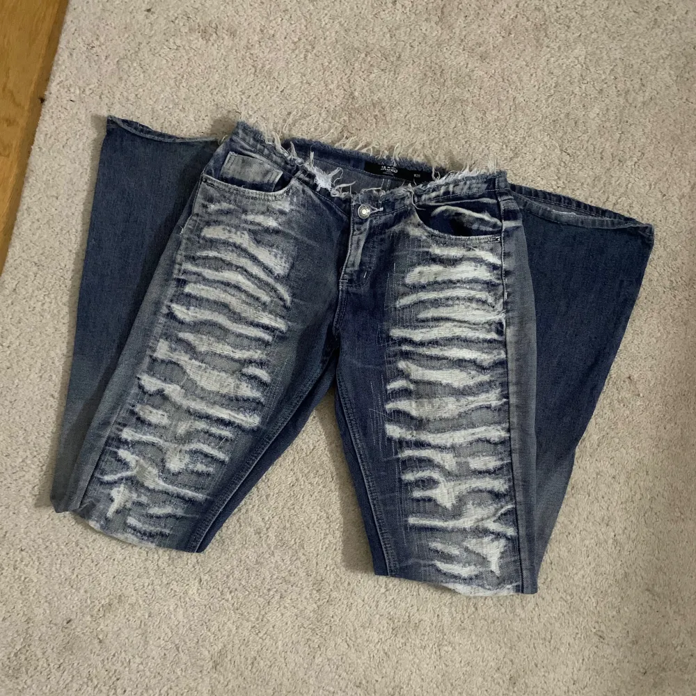 Jätte snygga jaded london jeans köpte på plick men var tyvärr för stora! Öppen för byten💓 Midja: 38,5 cm raköver  Innerben: 83 cm. Jeans & Byxor.