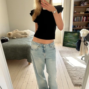 Zara jeans ljus blåa  - skitsnygga jeans från zara i storlek 40 💗skriv för mer bilder! 