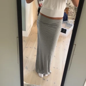 Långkjol  - Långkjol från Gina Tricot i storlek M (passar S/xs) aldrig använd!❤️‍🔥