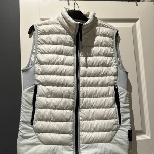 Stone island väst - Stone island väst som är  perfekt nu till hösten.   Storlek M.   Använd endast ett fåtal gånger då jag tröttna, så den är i bra skick.