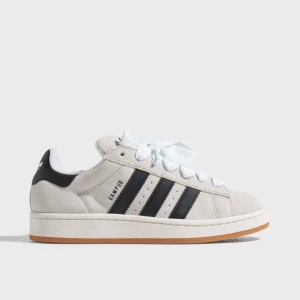 Adidas Campus 00s - Beiga Adidas Campus 00s W. Nypris 1349kr. Pris kan diskuteras. Skorna är i princip helt oanvända då storleken ej passade. Däremot sitter ej prislapp osv kvar. Fler bilder kan skickas vid intresse. 