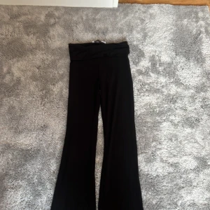Yoga pants  - Jag säljer två par sånna i samma storlek, om du vill ha två så e de bara å säga till.