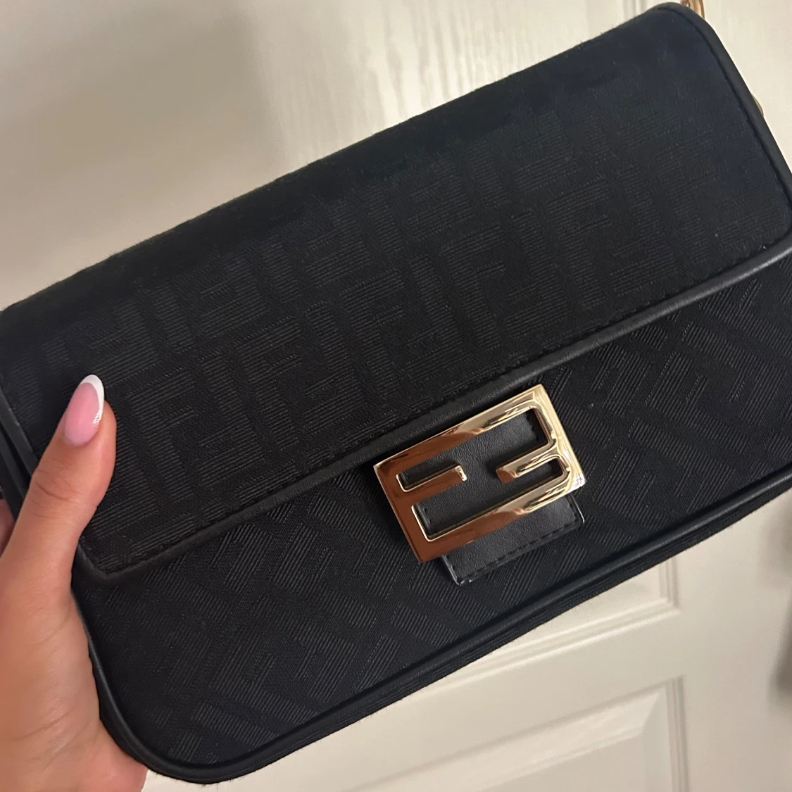 Ej äkta Fendi väska - 90