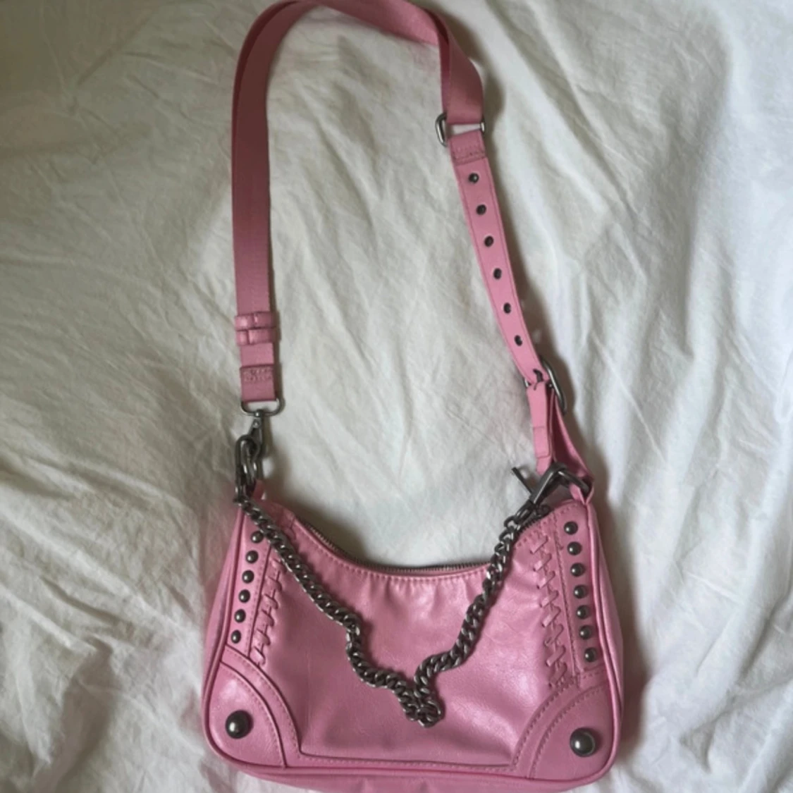 Rosa väska med nitar från Zara