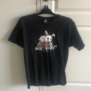 emo tröja med mördarkanin - skitcool tröja med kanin på! i bra skick. tvättas före det skickas!