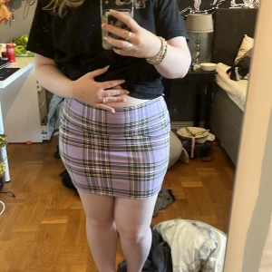 Rutig kjol - En fin lila rutig kjol. Passform:tight med stretch Jättefint skick! Passar både S och M, själv har jag M i underdelar i vanliga fall!