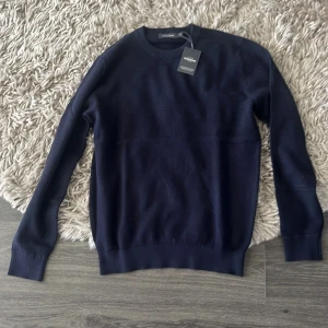 Mörkblå stickad tröja - Helt oanvänd med lappen kvar