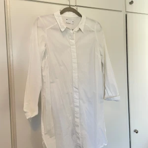 Skjortklänning  - Vit kortare skjortklänning 