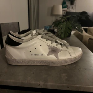 Golden goose super star - Säljer mina nya golden goose i fint/ny skick pga för små. Dom är 1/1 och väldigt bra skick. Box ingår inte