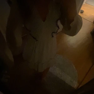 jätte söt zara klänning  - säljer min jätte söta zara klänning då den inte kommer till användning 🤍