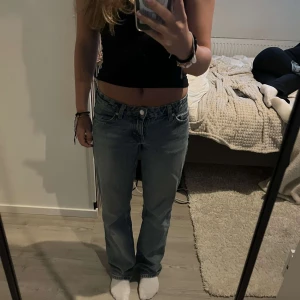Lågmidjade jeans  - Lågmidjade weekday jeans i den populära modellen Arrow Low Straight Jeans. Strl 25/32 och för mig som är ca 160 är de pyttelite långa men det är inget som jag har stört mig på. Köpte för 590kr🩷