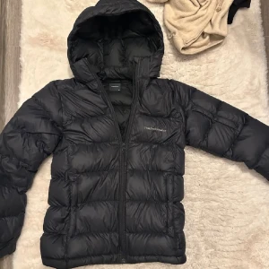 Peak performance jacka - Hej! Säljer denna fina peak jacka. Köpte förra vintern men har inte kommit till användning. Stolek 160 men motsvarar xs/s. Jättefint skick, nypris ca 2000. Skriv för fler bilder eller vid frågor.