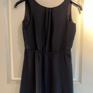 Svart ärmlös klänning från By Jeppson - Säljer en elegant svart  klänning från By Jeppson. Klänningen är i storlek 146/152 och har en enkel men stilren design. Perfekt för både festliga och andra tillfällen. Materialet känns mjukt och bekvämt mot huden. Passa på att köpa denna snygga klänning!