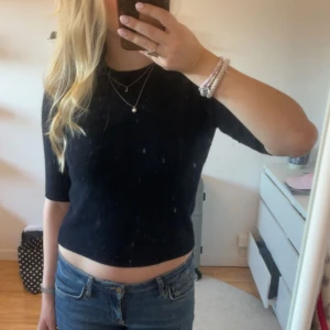 Stickad kortärmad - Snygg mörkblå trekvartsärmad tröja från zara! Jättebekväm och varm! 🥰