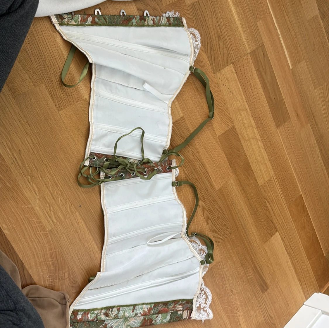 Blommig korsett med spetsdetaljer - 91