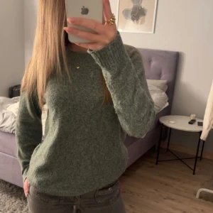 Stickad - Super söta stickade tröjor, den gröna är i lite bättre skick då den inte kommit till användning alls.💓Den gråa är i XS och Gröna i S! 90kr styck 170 för båda
