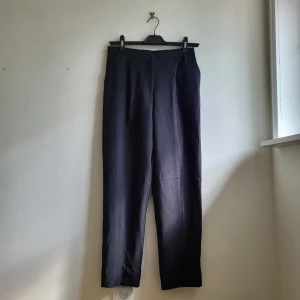 Byxor - Knappt använda, avslappnade byxor från asos. Jag har sytt upp dem själv, se bild 3. 