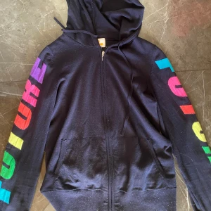 From Future zip huddie - From future  cashmere zip huddie, säljs inte längre Nypris 1500 Ett lagat hål som knappt syns   Säljs för den börjar bli för liten💞