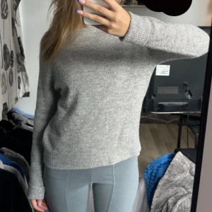 Stickad tröja - Stickad tröja från Bikbok! Köpt från Vinted ungefär ett halvår sen! Säljer pga kommer inte till användning! Inga defekter så som hål eller fläckar.  Perfekt nu till hösten!
