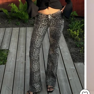Lågmidjade leopard jeans  - Säljer då jag köpte för liten storlek🥲 jeansen är endast provade och har prislapp kvar! Skriv för frågor eller mer bilder! 