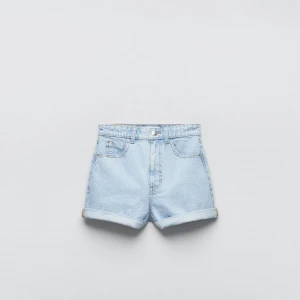 Shorts i denim - Säljer dessa fina shorts från Zara som är helt oanvända, endast testade men var tyvärr för stora för mig. Prislappen står kvar! 