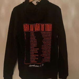 Hov1 hoodie  - Säljer min hov1 barn av vår tid tour hoodie då den inte kommer till användning💕 använt en gång 