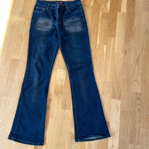 Blå bootcut mid jeans  - Ett par snygga blå bootcut jeans som tyvärr är för små för mig. Storlek 36/S Köpte i Portugal. Midjemått 34 cm benlängd 78 cm 