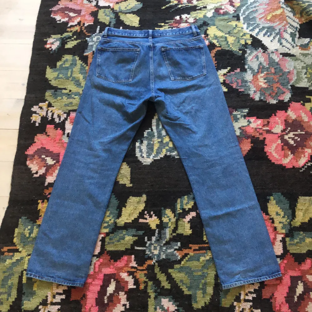 Säljer ett par klassiska blå jeans från Brothers. De är i storlek W30 L32 och är tillverkade av 100% bomull. Jeansen har en straight fit och är perfekta för vardagsbruk. De har en knapp och dragkedja framtill samt fem fickor. Passar både till vardags och lite mer uppklädda tillfällen. Skicka ett meddelande om du är intresserad! 💙. Jeans & Byxor.