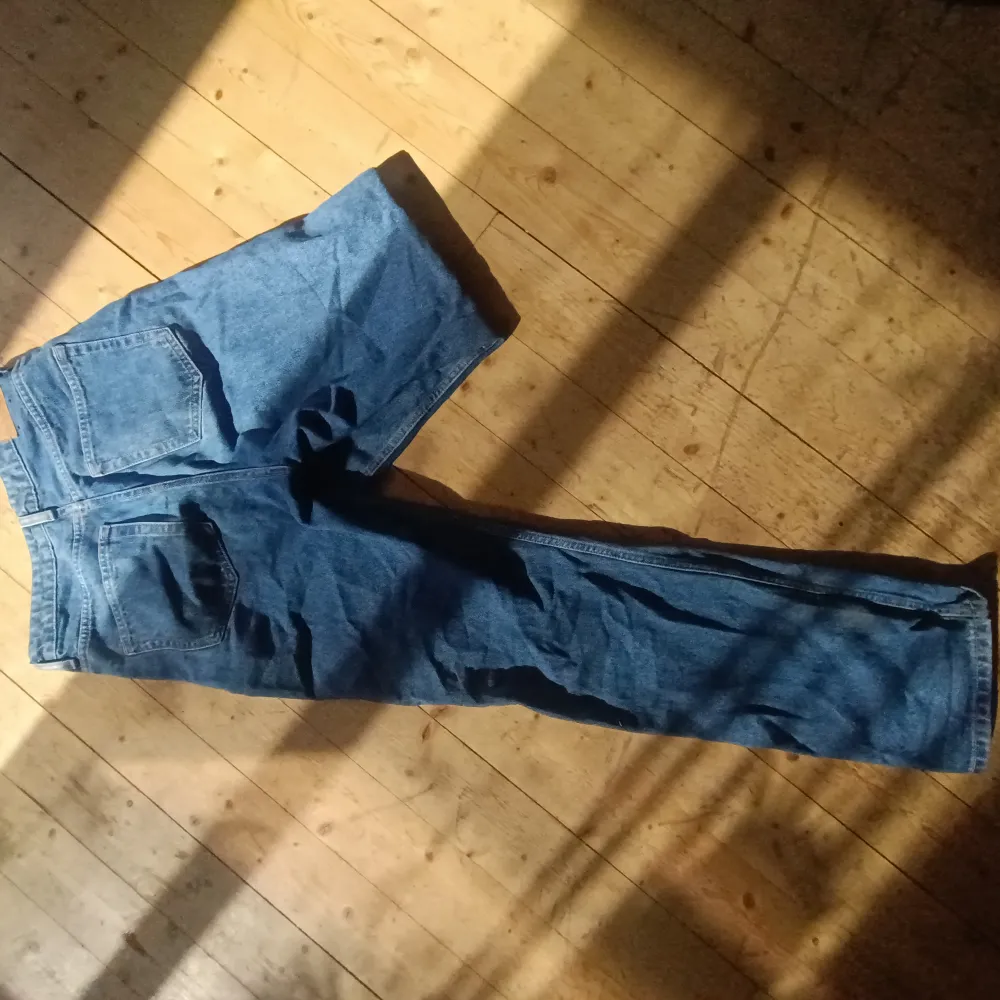 Köpte för några år sedan från Sellpy då var de helt oanvända å har själv använt dom en gång sen dess jättesnygga men inte min stil. Jeans & Byxor.