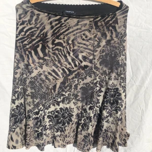 Y2k midi skirt - Söt midi skirt med coolt tryck går till knäna ungefär. 