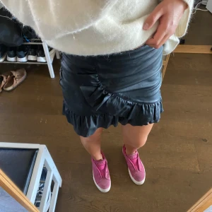 Skinnkjol - Skinnkjol med volanger! Köpt för cirka 5 år sen i Schweiz men knappt använd☺️ Finns ingen lapp kvar men skulle säga att den passar som en Xs/S💓