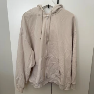 Beige hoddie - Beige hoddie från hm. Luva, två fickor och dragkedja. Fint skick, använd ett fåtal gånger. Storlek xl 