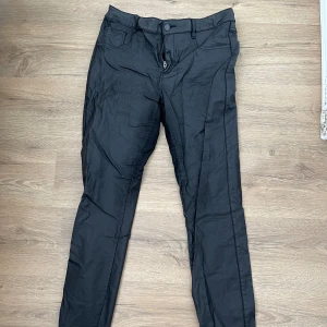 Svarta Skinnbyxor från Vila - Svarta byxor i skinnimitation från Vila i storlek L. Rak och tajt passform. Fint skick. 