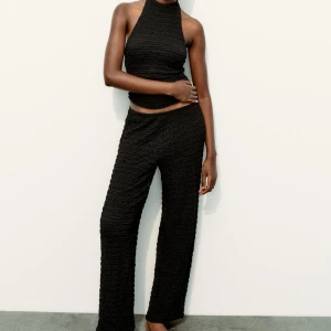 Byxa med textur (del av set) | Zara - Beställde hela setet, men byxorna var för långa så behöll enbart tröjan. Endast provad 💘