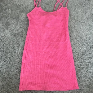 Rosa klänning - Superfin rosa klänning från zara, Stl xs. Den är i bra skick