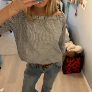 Fin blus - Sååå söt blus med ränder. Lite offshoulder och trekvarts ärm!!❤️☺️